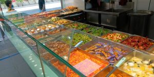 二品のおかずご飯（兩餸飯）— 香港の日常で愛される定番の食事