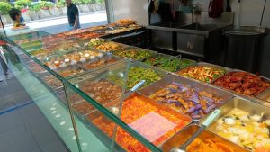 二品のおかずご飯（兩餸飯）— 香港の日常で愛される定番の食事